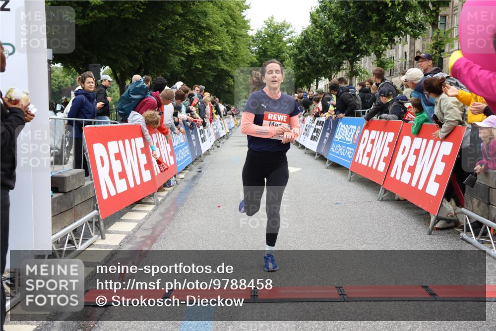 14.06.2026 - REWE Women's Run Strokosch-Dieckow http://msf.ph/oto/9788458 14.06.2026 10:52:57 Ziel 5231, 5336 meine-sportfotos.de