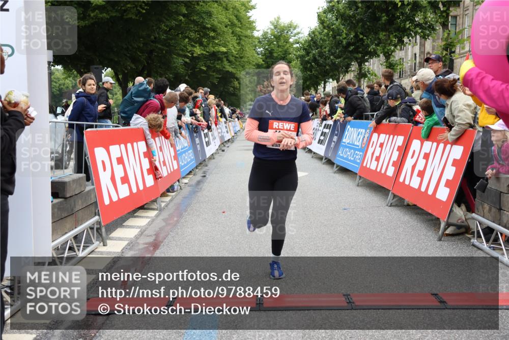 14.06.2026 - REWE Women's Run Strokosch-Dieckow http://msf.ph/oto/9788459 14.06.2026 10:52:57 Ziel 5231, 5336 meine-sportfotos.de