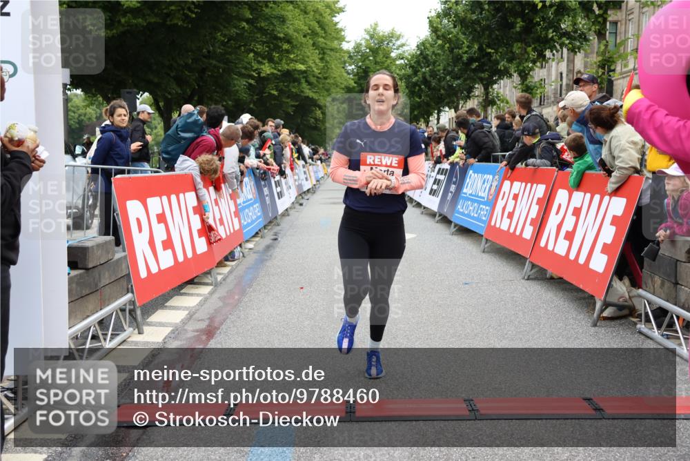 14.06.2026 - REWE Women's Run Strokosch-Dieckow http://msf.ph/oto/9788460 14.06.2026 10:52:57 Ziel 5231, 5336 meine-sportfotos.de