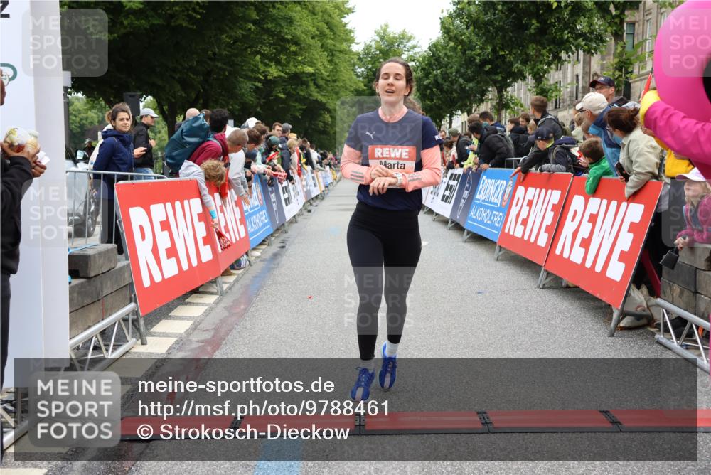 14.06.2026 - REWE Women's Run Strokosch-Dieckow http://msf.ph/oto/9788461 14.06.2026 10:52:58 Ziel 5231, 5336 meine-sportfotos.de