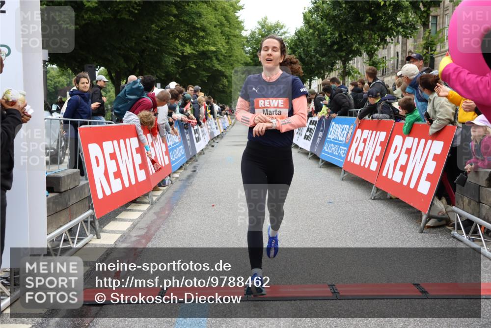 14.06.2026 - REWE Women's Run Strokosch-Dieckow http://msf.ph/oto/9788462 14.06.2026 10:52:58 Ziel 5231, 5336 meine-sportfotos.de