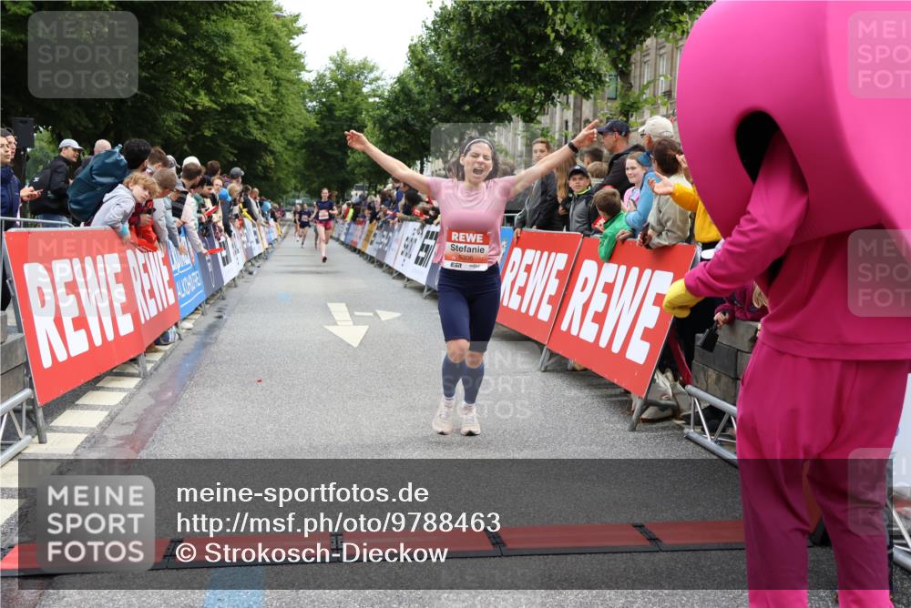 14.06.2026 - REWE Women's Run Strokosch-Dieckow http://msf.ph/oto/9788463 14.06.2026 10:53:10 Ziel 5306, 5990 meine-sportfotos.de