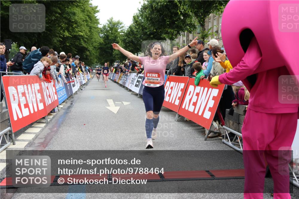 14.06.2026 - REWE Women's Run Strokosch-Dieckow http://msf.ph/oto/9788464 14.06.2026 10:53:10 Ziel 5306, 5990 meine-sportfotos.de