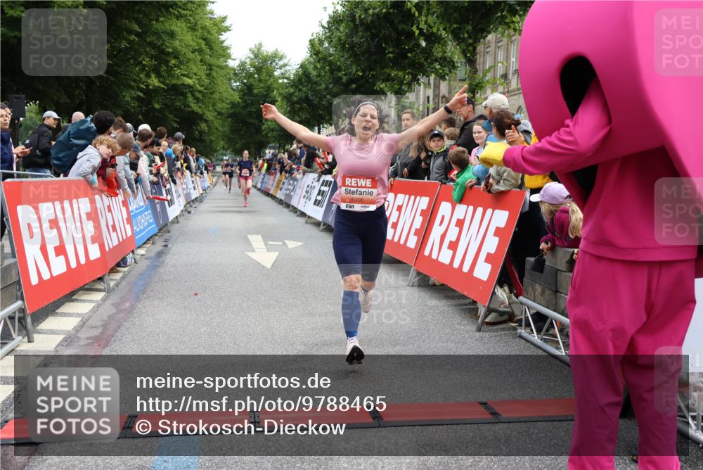 14.06.2026 - REWE Women's Run Strokosch-Dieckow http://msf.ph/oto/9788465 14.06.2026 10:53:10 Ziel 5306, 5990 meine-sportfotos.de