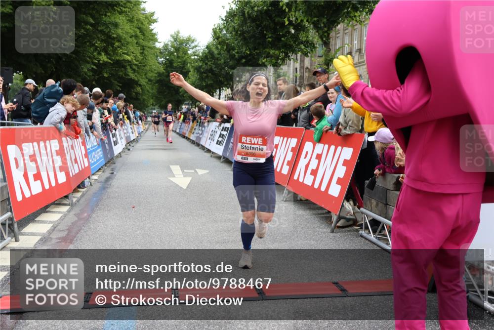 14.06.2026 - REWE Women's Run Strokosch-Dieckow http://msf.ph/oto/9788467 14.06.2026 10:53:11 Ziel 5306, 5990 meine-sportfotos.de
