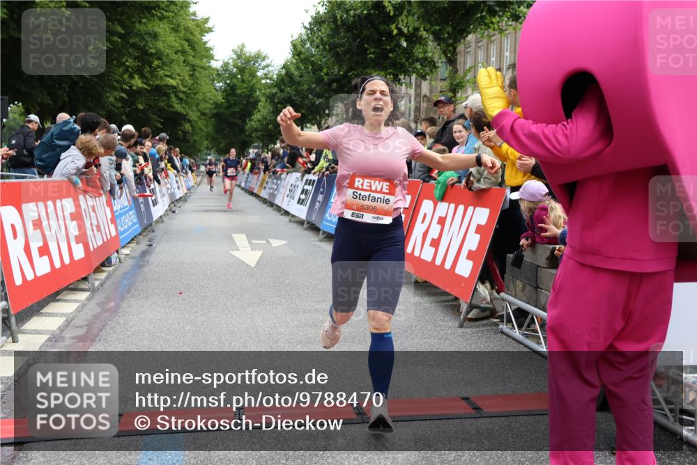 14.06.2026 - REWE Women's Run Strokosch-Dieckow http://msf.ph/oto/9788470 14.06.2026 10:53:11 Ziel 5306, 5990 meine-sportfotos.de