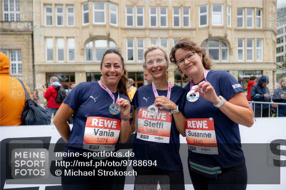 14.06.2026 - REWE Women's Run Michael Strokosch http://msf.ph/oto/9788694 14.06.2026 11:03:35 Laufen 5274, 7, 5892, 7, 5440 meine-sportfotos.de