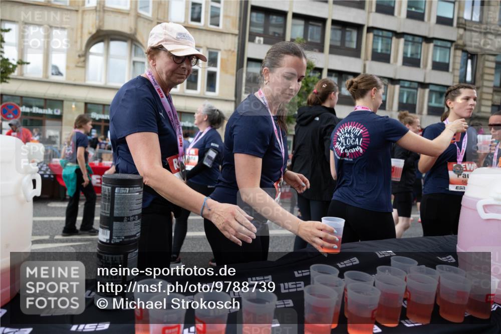 14.06.2026 - REWE Women's Run Michael Strokosch http://msf.ph/oto/9788739 14.06.2026 11:07:46 Laufen 2, 8, 0, 53, 453, 56 meine-sportfotos.de
