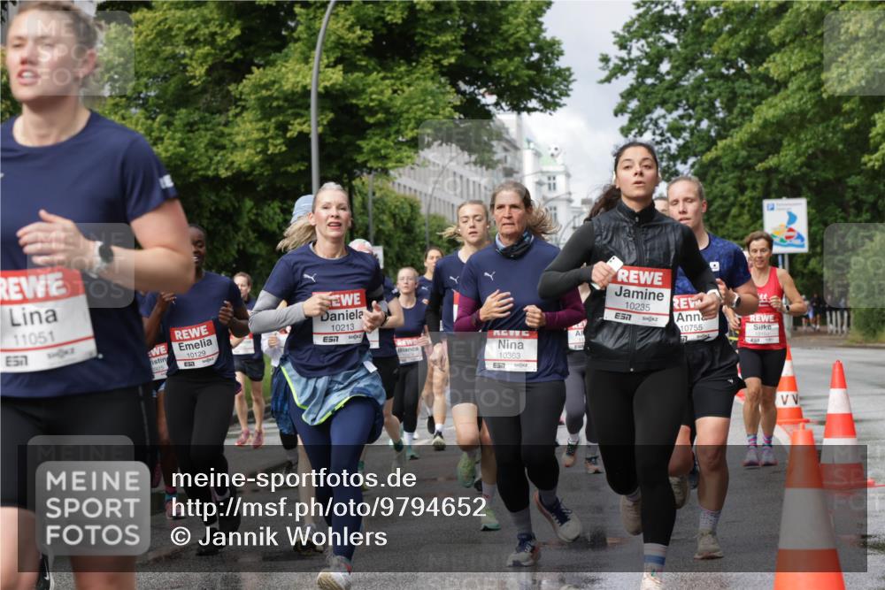 14.06.2026 - REWE Women's Run Jannik Wohlers http://msf.ph/oto/9794652 14.06.2026 09:08:44 Laufen 11051, 51, 925, 10129, 10213, 10363, 57, 10235, 7, 10755, 7, 10150 meine-sportfotos.de