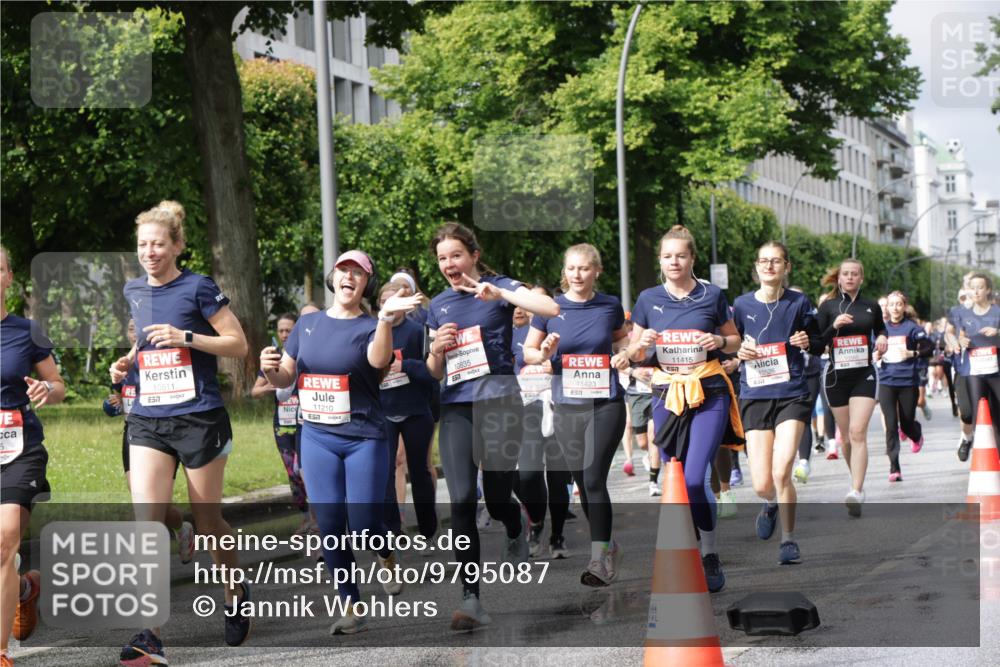 14.06.2026 - REWE Women's Run Jannik Wohlers http://msf.ph/oto/9795087 14.06.2026 09:09:18 Laufen 10611, 657, 11210, 10835, 10978, 11423, 57, 11415, 10526 meine-sportfotos.de