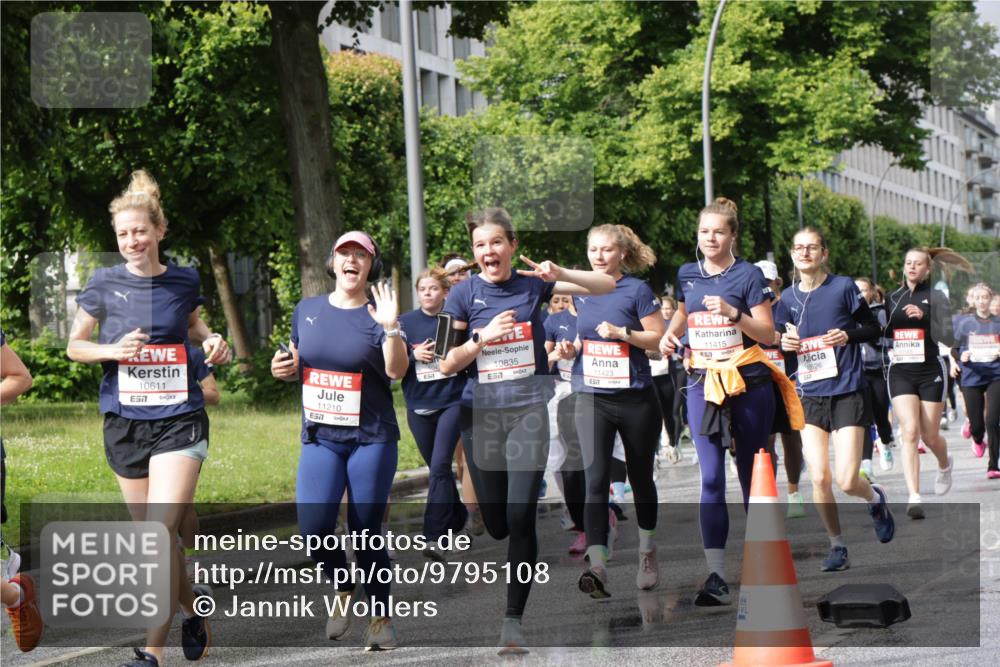 14.06.2026 - REWE Women's Run Jannik Wohlers http://msf.ph/oto/9795108 14.06.2026 09:09:18 Laufen 10611, 7, 11210, 7, 10835, 7, 11423, 657, 11415, 557, 10526, 5 meine-sportfotos.de