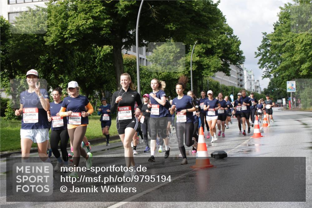 14.06.2026 - REWE Women's Run Jannik Wohlers http://msf.ph/oto/9795194 14.06.2026 09:09:22 Laufen 10738, 517, 10796, 10777 meine-sportfotos.de