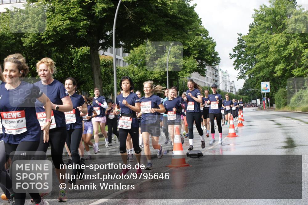 14.06.2026 - REWE Women's Run Jannik Wohlers http://msf.ph/oto/9795646 14.06.2026 09:09:44 Laufen 10034, 100, 10369, 657, 11343 meine-sportfotos.de