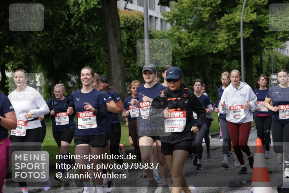 14.06.2026 - REWE Women's Run Jannik Wohlers http://msf.ph/oto/9795837 14.06.2026 09:09:55 Laufen 11221, 1099, 10349, 10761, 10602, 57, 57, 11153, 57, 11444, 1051, 57 meine-sportfotos.de