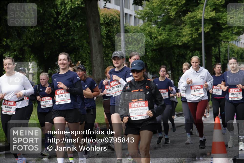 14.06.2026 - REWE Women's Run Jannik Wohlers http://msf.ph/oto/9795843 14.06.2026 09:09:55 Laufen 112, 10995, 657, 10349, 651, 10761, 10602, 857, 11153, 57, 101, 11444, 51, 10517, 57 meine-sportfotos.de