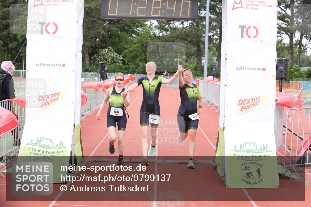 14.06.2026 - 7 Türme Triathlon Andreas Tolksdorf http://msf.ph/oto/9799137 14.06.2026 11:58:40 Ziel 487, 488, 489, 503 meine-sportfotos.de