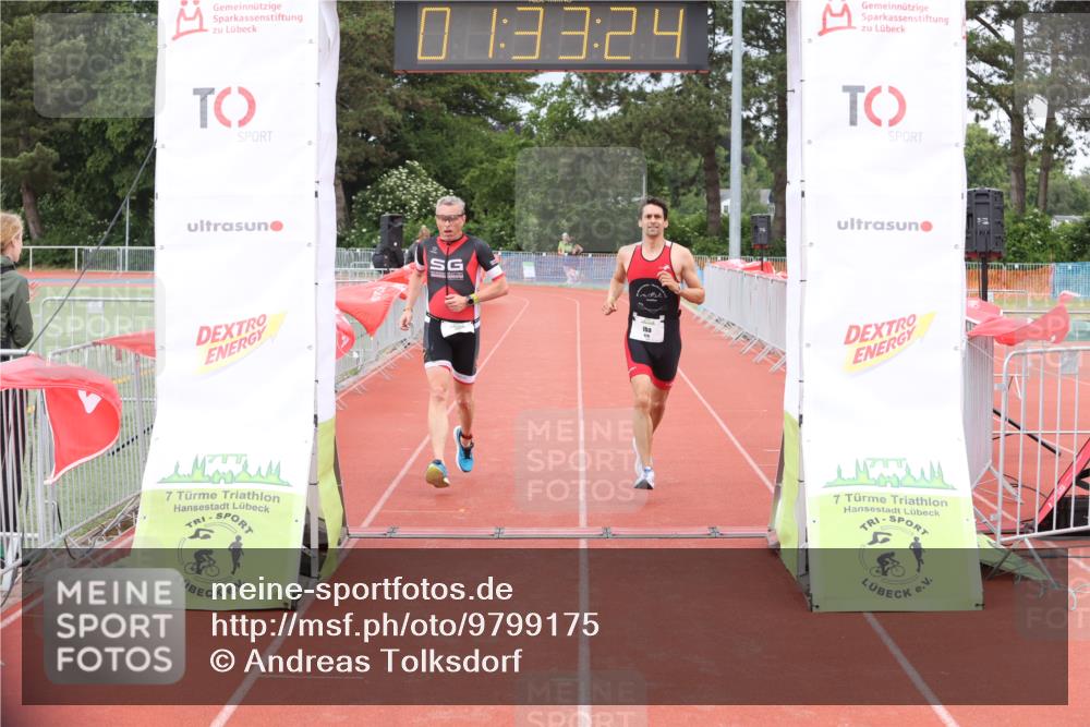 14.06.2026 - 7 Türme Triathlon Andreas Tolksdorf http://msf.ph/oto/9799175 14.06.2026 12:03:24 Ziel 428, 429 meine-sportfotos.de