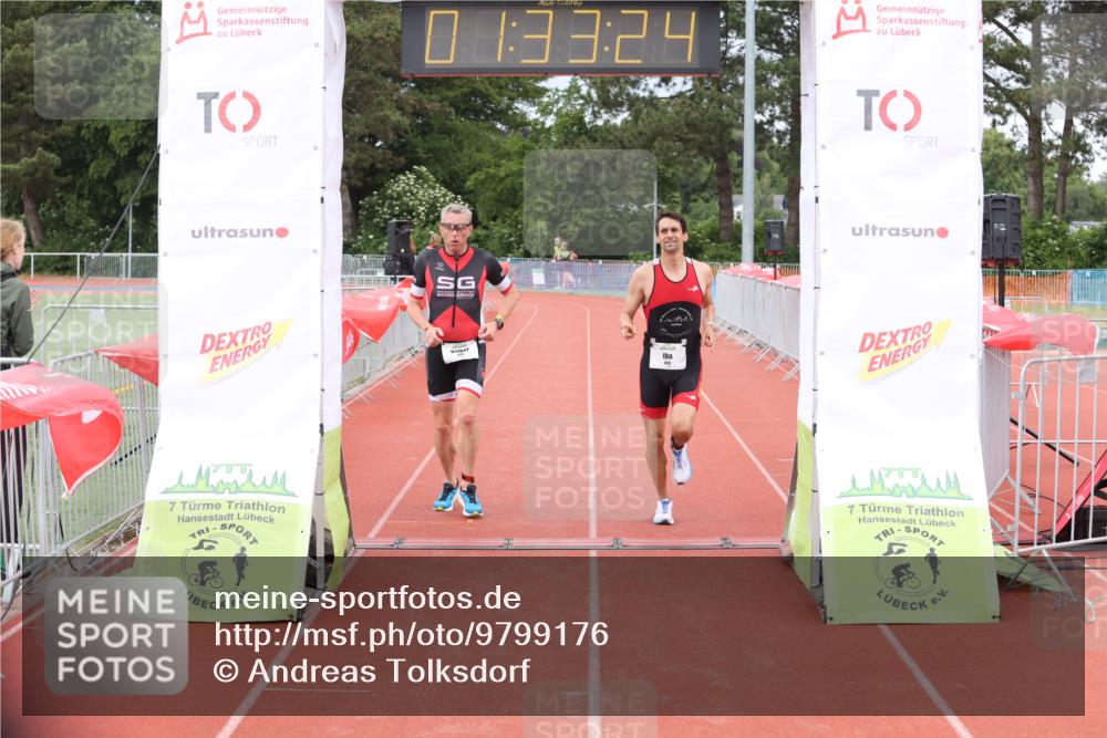 14.06.2026 - 7 Türme Triathlon Andreas Tolksdorf http://msf.ph/oto/9799176 14.06.2026 12:03:24 Ziel 428, 429 meine-sportfotos.de