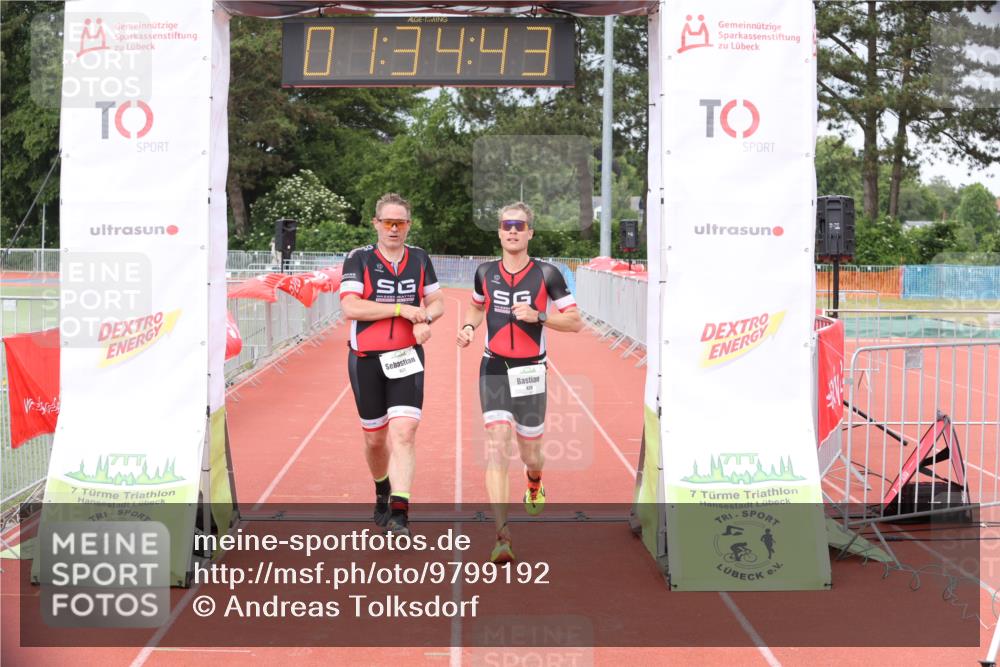 14.06.2026 - 7 Türme Triathlon Andreas Tolksdorf http://msf.ph/oto/9799192 14.06.2026 12:04:42 Ziel 426, 427 meine-sportfotos.de