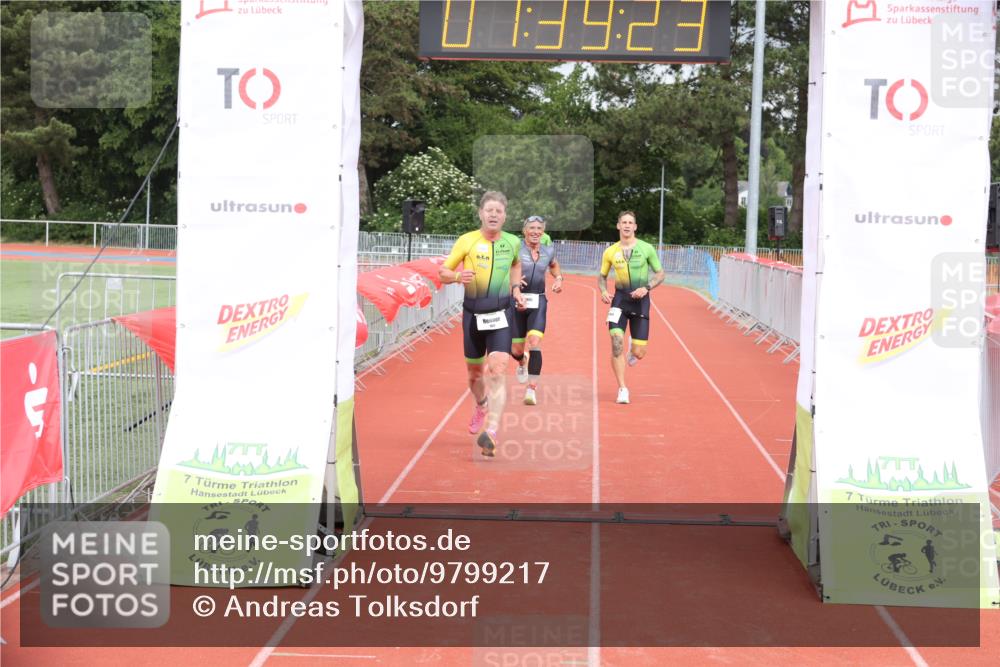 14.06.2026 - 7 Türme Triathlon Andreas Tolksdorf http://msf.ph/oto/9799217 14.06.2026 12:09:22 Ziel 460, 461, 463 meine-sportfotos.de