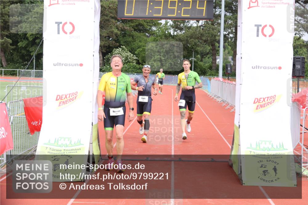 14.06.2026 - 7 Türme Triathlon Andreas Tolksdorf http://msf.ph/oto/9799221 14.06.2026 12:09:23 Ziel 460, 461, 463 meine-sportfotos.de