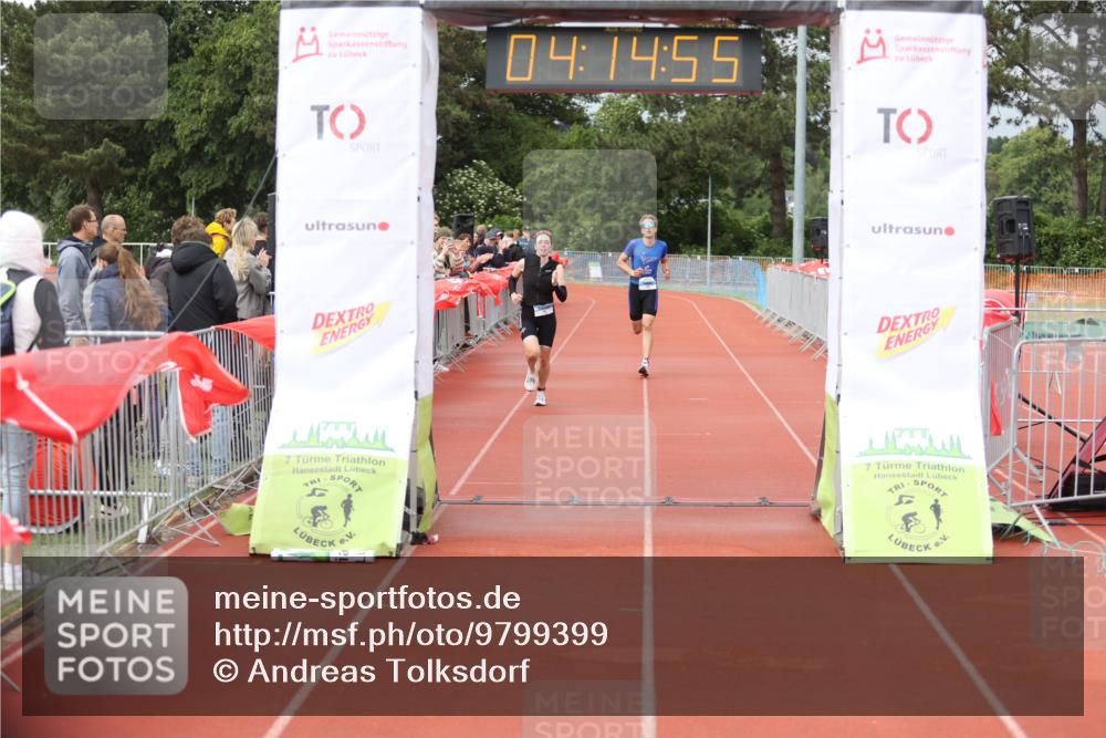 14.06.2026 - 7 Türme Triathlon Andreas Tolksdorf http://msf.ph/oto/9799399 14.06.2026 15:14:54 Ziel 957, 1103 meine-sportfotos.de