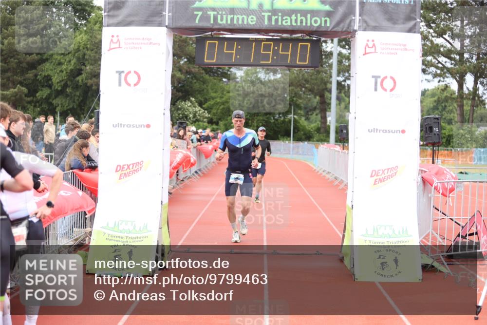 14.06.2026 - 7 Türme Triathlon Andreas Tolksdorf http://msf.ph/oto/9799463 14.06.2026 15:19:38 Ziel 977, 1113 meine-sportfotos.de