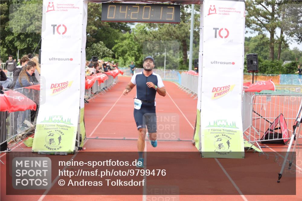 14.06.2026 - 7 Türme Triathlon Andreas Tolksdorf http://msf.ph/oto/9799476 14.06.2026 15:20:11 Ziel 942 meine-sportfotos.de