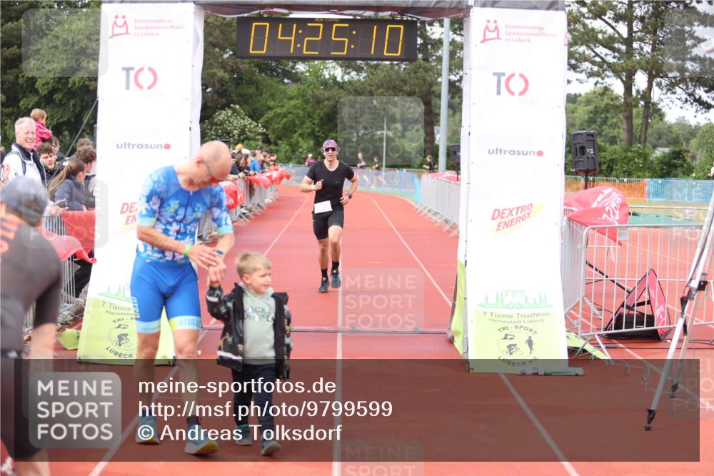14.06.2026 - 7 Türme Triathlon Andreas Tolksdorf http://msf.ph/oto/9799599 14.06.2026 15:25:08 Ziel 981, 1008 meine-sportfotos.de