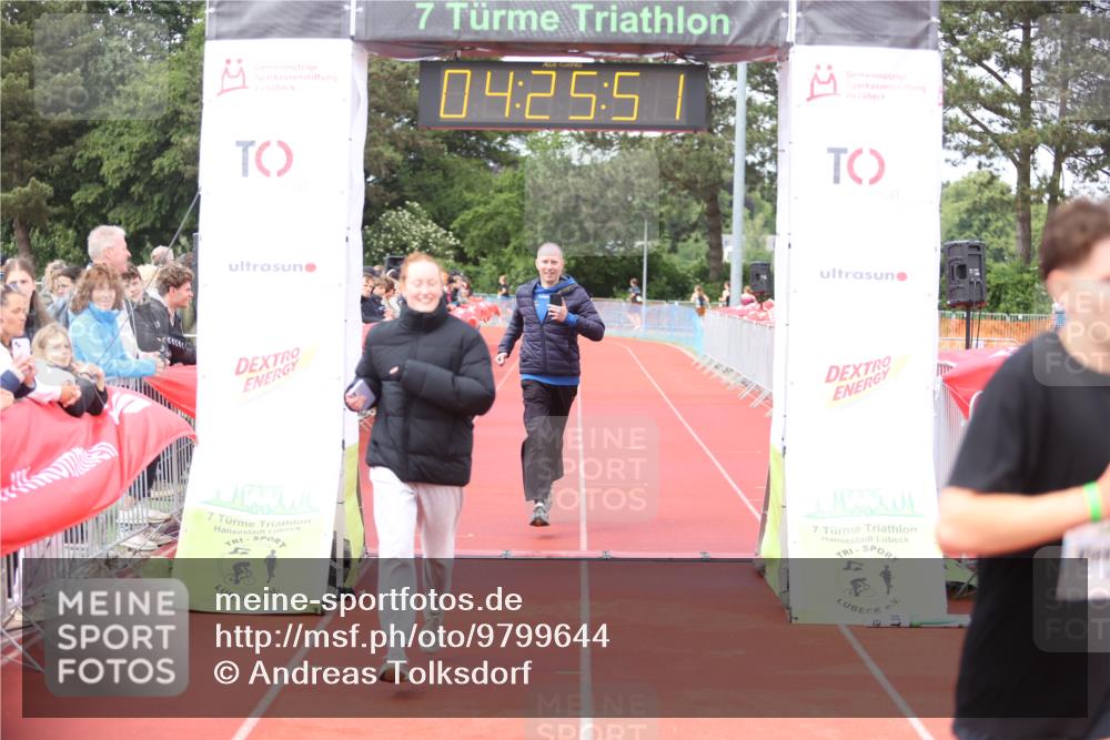 14.06.2026 - 7 Türme Triathlon Andreas Tolksdorf http://msf.ph/oto/9799644 14.06.2026 15:25:50 Ziel 964, 1192 meine-sportfotos.de