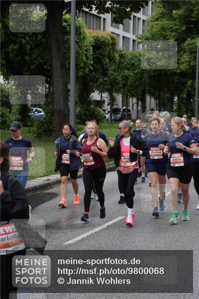 14.06.2026 - REWE Women's Run Jannik Wohlers http://msf.ph/oto/9800068 14.06.2026 10:40:05 Laufen 6364, 51, 5826, 5929, 577, 657 meine-sportfotos.de