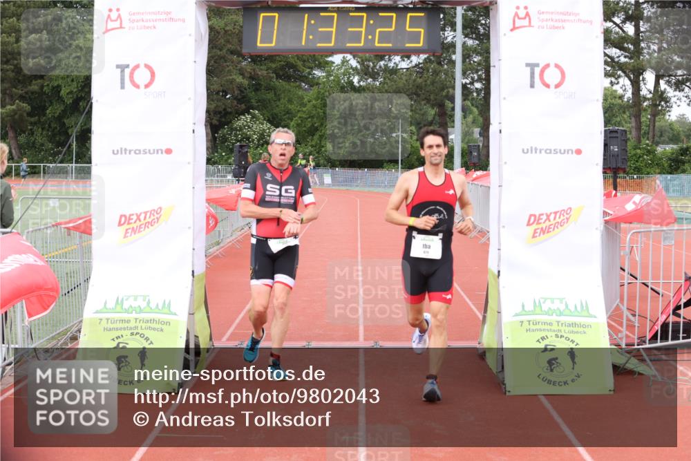 14.06.2026 - 7 Türme Triathlon Andreas Tolksdorf http://msf.ph/oto/9802043 14.06.2026 12:03:25 Ziel 428, 429 meine-sportfotos.de