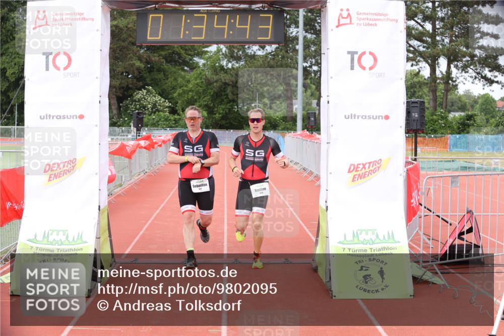 14.06.2026 - 7 Türme Triathlon Andreas Tolksdorf http://msf.ph/oto/9802095 14.06.2026 12:04:42 Ziel 426, 427 meine-sportfotos.de