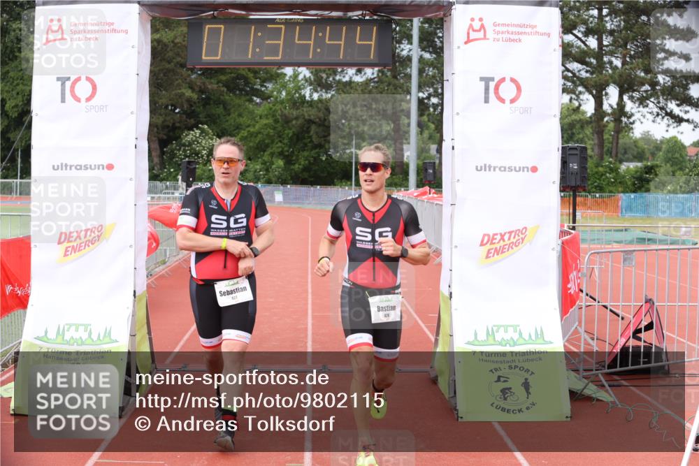 14.06.2026 - 7 Türme Triathlon Andreas Tolksdorf http://msf.ph/oto/9802115 14.06.2026 12:04:43 Ziel 426, 427 meine-sportfotos.de