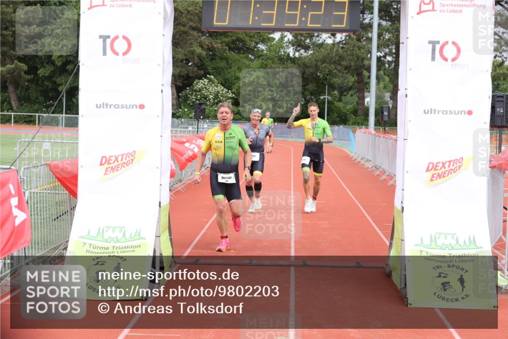 14.06.2026 - 7 Türme Triathlon Andreas Tolksdorf http://msf.ph/oto/9802203 14.06.2026 12:09:22 Ziel 460, 461, 463 meine-sportfotos.de