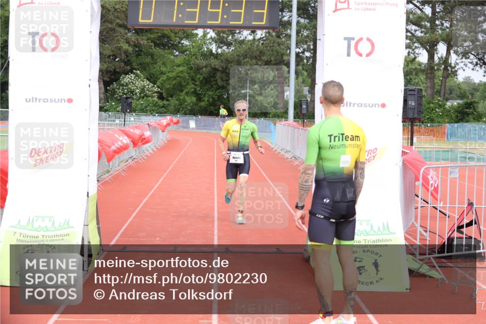 14.06.2026 - 7 Türme Triathlon Andreas Tolksdorf http://msf.ph/oto/9802230 14.06.2026 12:09:31 Ziel 460, 461, 462, 463 meine-sportfotos.de