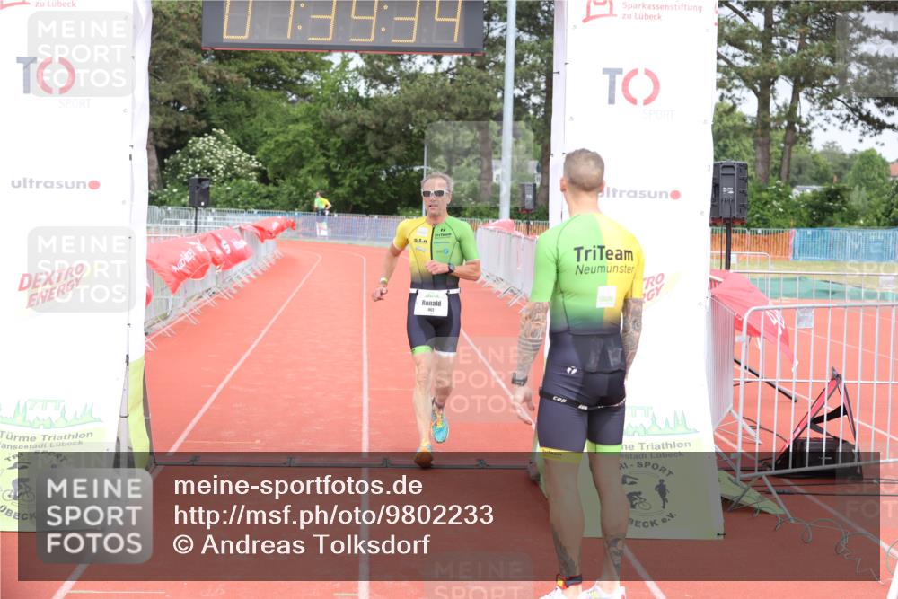 14.06.2026 - 7 Türme Triathlon Andreas Tolksdorf http://msf.ph/oto/9802233 14.06.2026 12:09:33 Ziel 461, 462, 463 meine-sportfotos.de