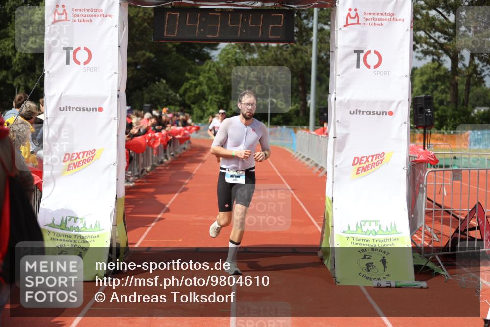 14.06.2026 - 7 Türme Triathlon Andreas Tolksdorf http://msf.ph/oto/9804610 14.06.2026 15:34:41 Ziel 923, 951, 1007, 1086, 1096 meine-sportfotos.de