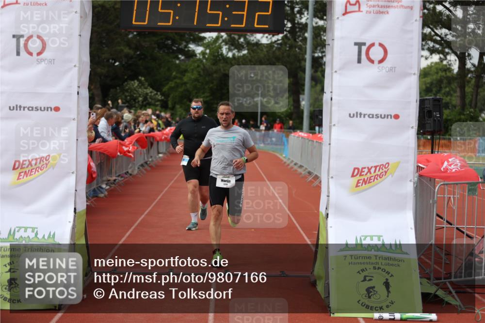 14.06.2026 - 7 Türme Triathlon Andreas Tolksdorf http://msf.ph/oto/9807166 14.06.2026 16:15:30 Ziel 1002, 1187, 1259, 1282, 1299, 1451 meine-sportfotos.de