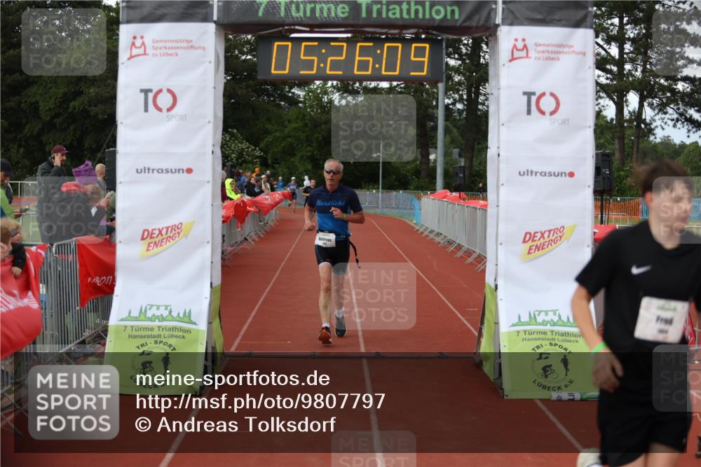 14.06.2026 - 7 Türme Triathlon Andreas Tolksdorf http://msf.ph/oto/9807797 14.06.2026 16:26:08 Ziel 1454, 1457 meine-sportfotos.de