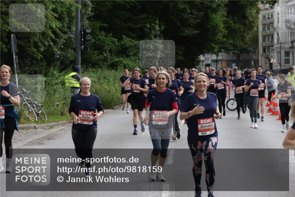 14.06.2026 - REWE Women's Run Jannik Wohlers http://msf.ph/oto/9818159 14.06.2026 10:59:15 Laufen 5237, 57, 5198, 7, 5452 meine-sportfotos.de