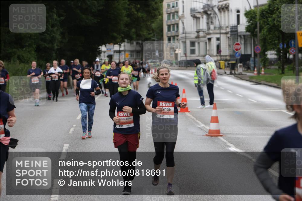 14.06.2026 - REWE Women's Run Jannik Wohlers http://msf.ph/oto/9818691 14.06.2026 11:01:21 Laufen 5909, 57, 5908, 57 meine-sportfotos.de