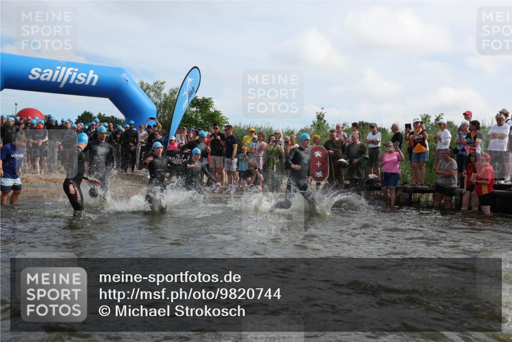21.06.2026 - Viking Triathlon Michael Strokosch http://msf.ph/oto/9820744 21.06.2026 10:01:28 Schwimmen 13, 26, 28, 51, 131, 145, 271, 300, 500, 568, 576, 665 meine-sportfotos.de