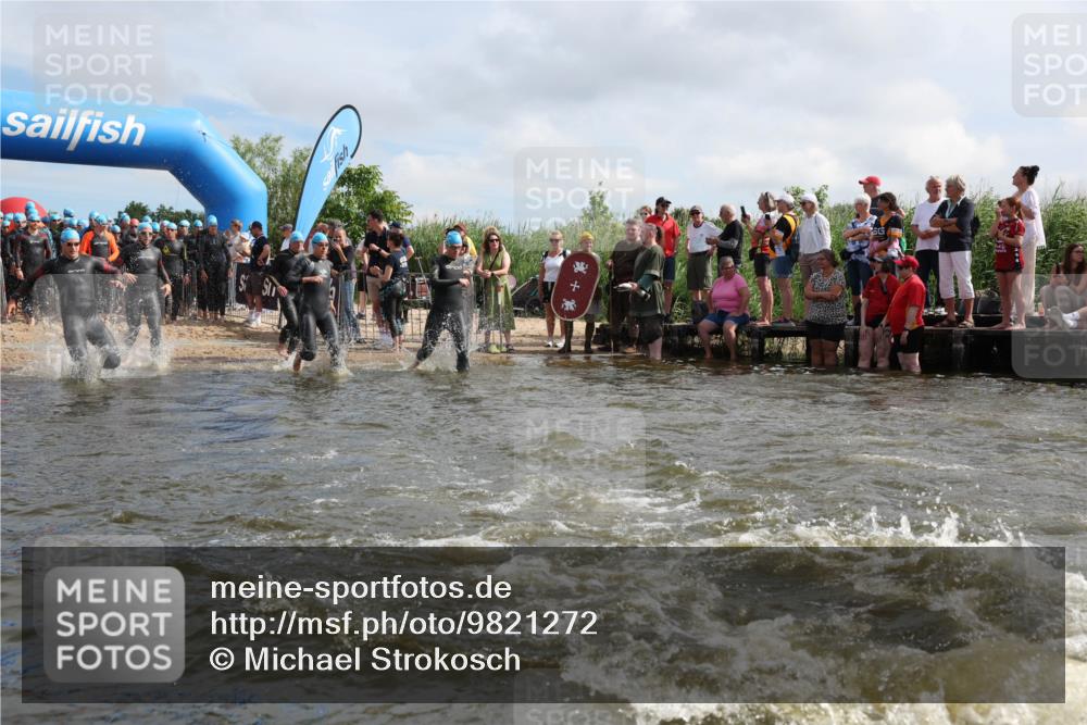 21.06.2026 - Viking Triathlon Michael Strokosch http://msf.ph/oto/9821272 21.06.2026 10:05:23 Schwimmen 33, 86, 88, 198, 211, 230, 302, 308, 330, 331, 341, 414, 452, 459, 472, 493, 519, 601, 617, 632 meine-sportfotos.de