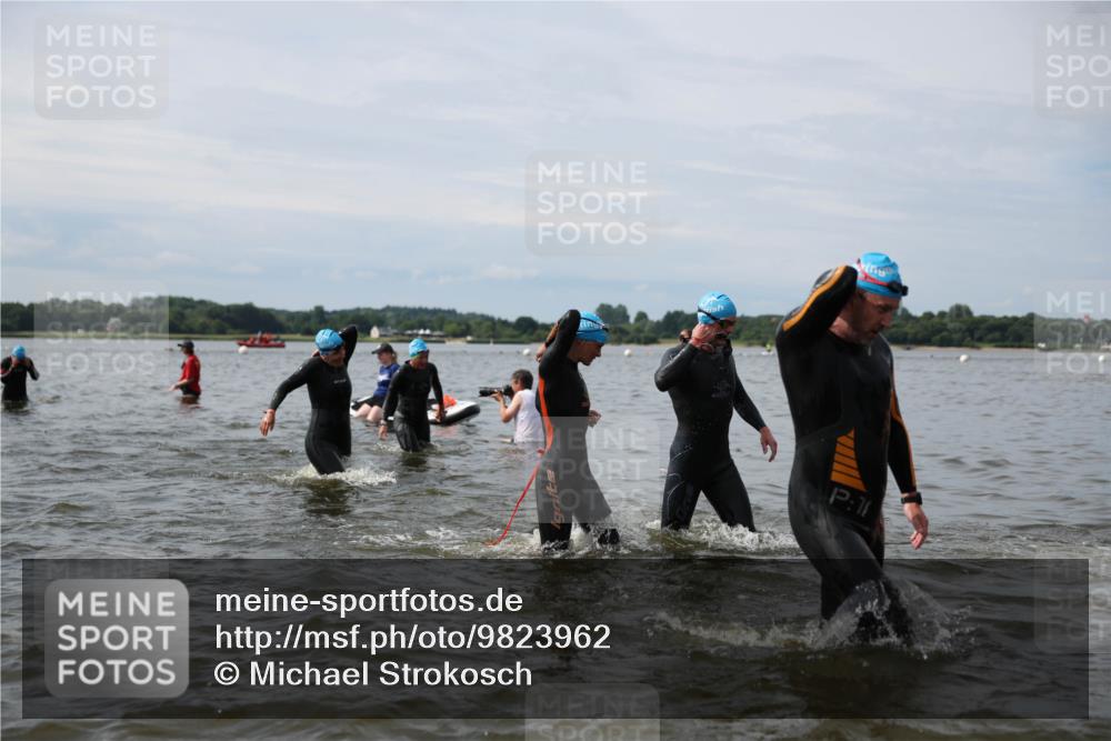 21.06.2026 - Viking Triathlon Michael Strokosch http://msf.ph/oto/9823962 21.06.2026 10:45:05 Schwimmen 33, 36, 48, 147, 151, 258, 273, 274, 302, 308, 310, 326, 329, 345, 354, 366, 369, 415, 445, 577, 668 meine-sportfotos.de