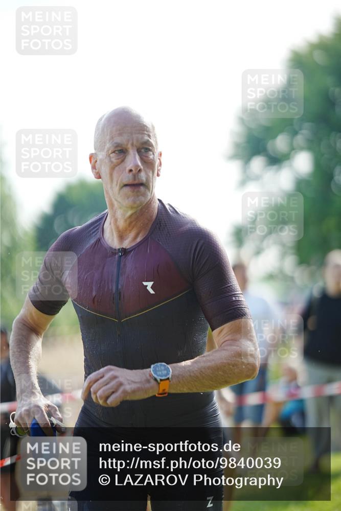 21.06.2026 - 29. Vierlanden-Triathlon LAZAROV Photography http://msf.ph/oto/9840039 21.06.2026 08:53:59 Schwimmen 122, 124, 126 meine-sportfotos.de