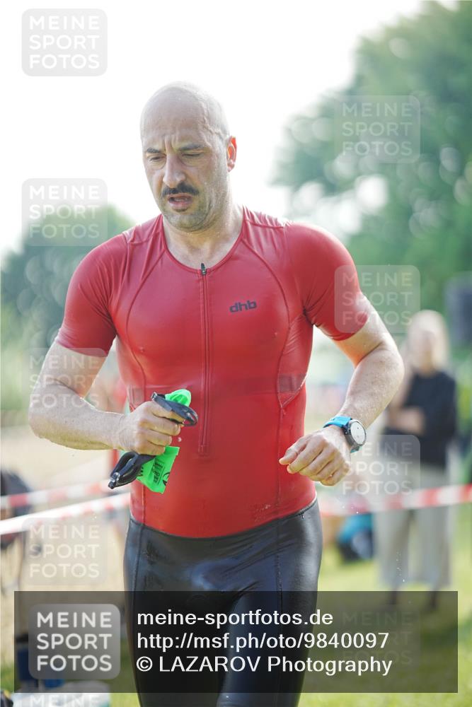 21.06.2026 - 29. Vierlanden-Triathlon LAZAROV Photography http://msf.ph/oto/9840097 21.06.2026 08:56:26 Schwimmen 121 meine-sportfotos.de