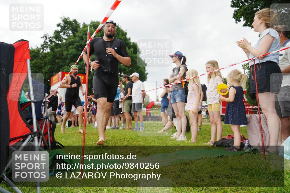 21.06.2026 - 29. Vierlanden-Triathlon LAZAROV Photography http://msf.ph/oto/9840256 21.06.2026 10:00:52 Schwimmen 330, 357 meine-sportfotos.de