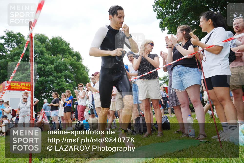 21.06.2026 - 29. Vierlanden-Triathlon LAZAROV Photography http://msf.ph/oto/9840778 21.06.2026 10:57:18 Schwimmen 701, 726, 740 meine-sportfotos.de