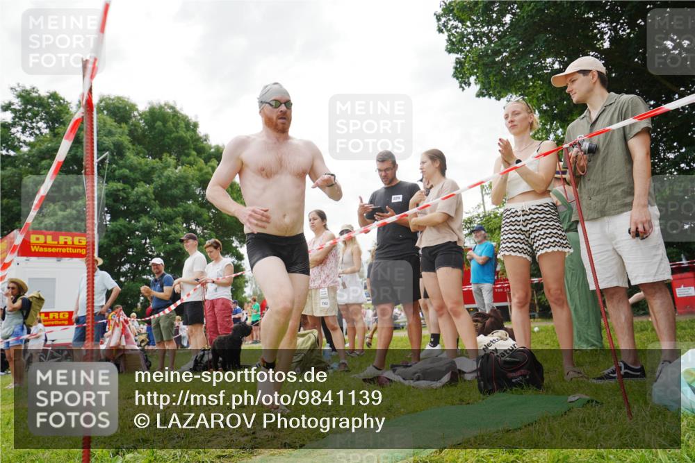 21.06.2026 - 29. Vierlanden-Triathlon LAZAROV Photography http://msf.ph/oto/9841139 21.06.2026 11:17:05 Schwimmen 896, 898 meine-sportfotos.de